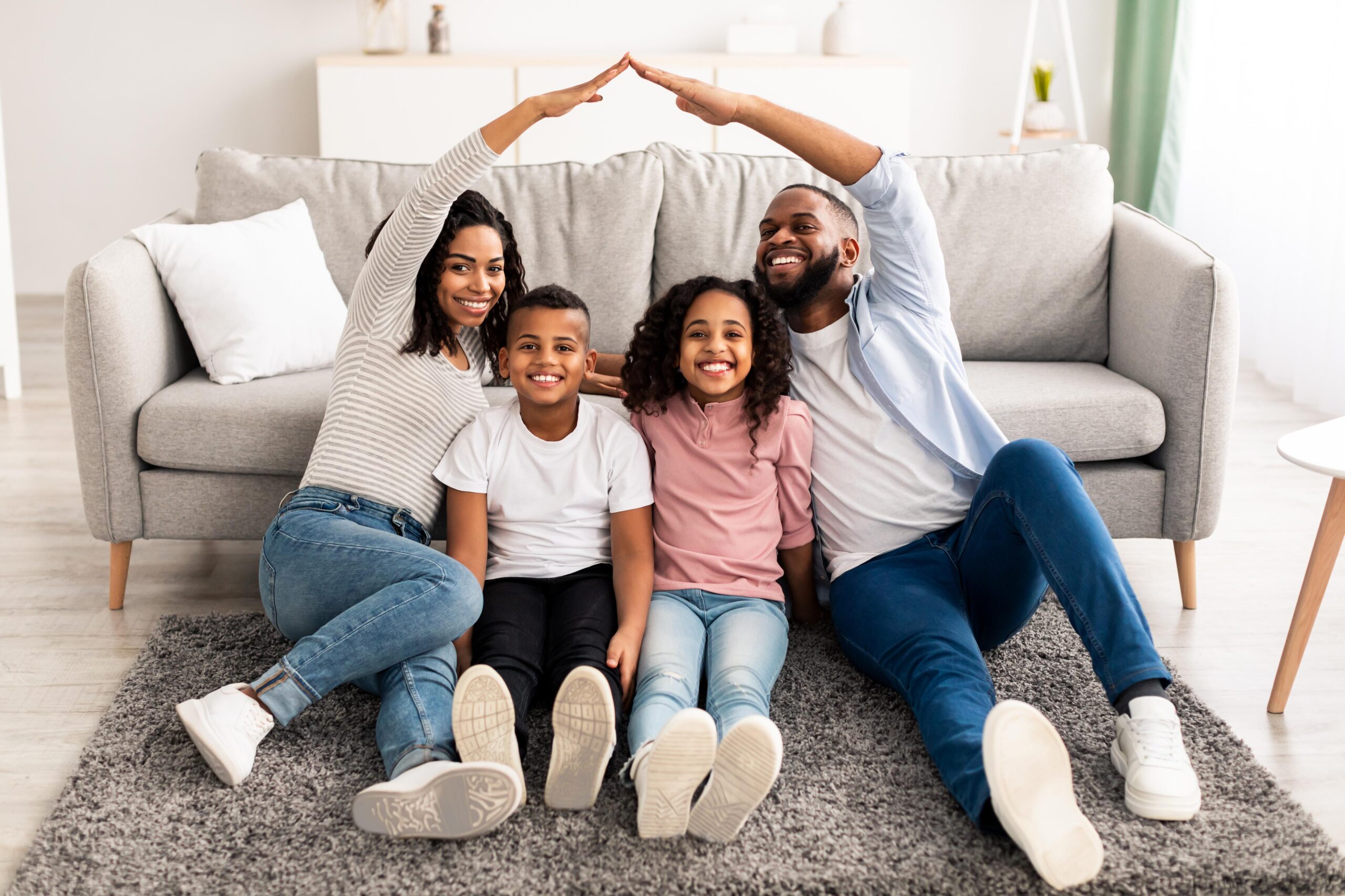 Home Famille africaine réunie dans son logement pour une protection familiale