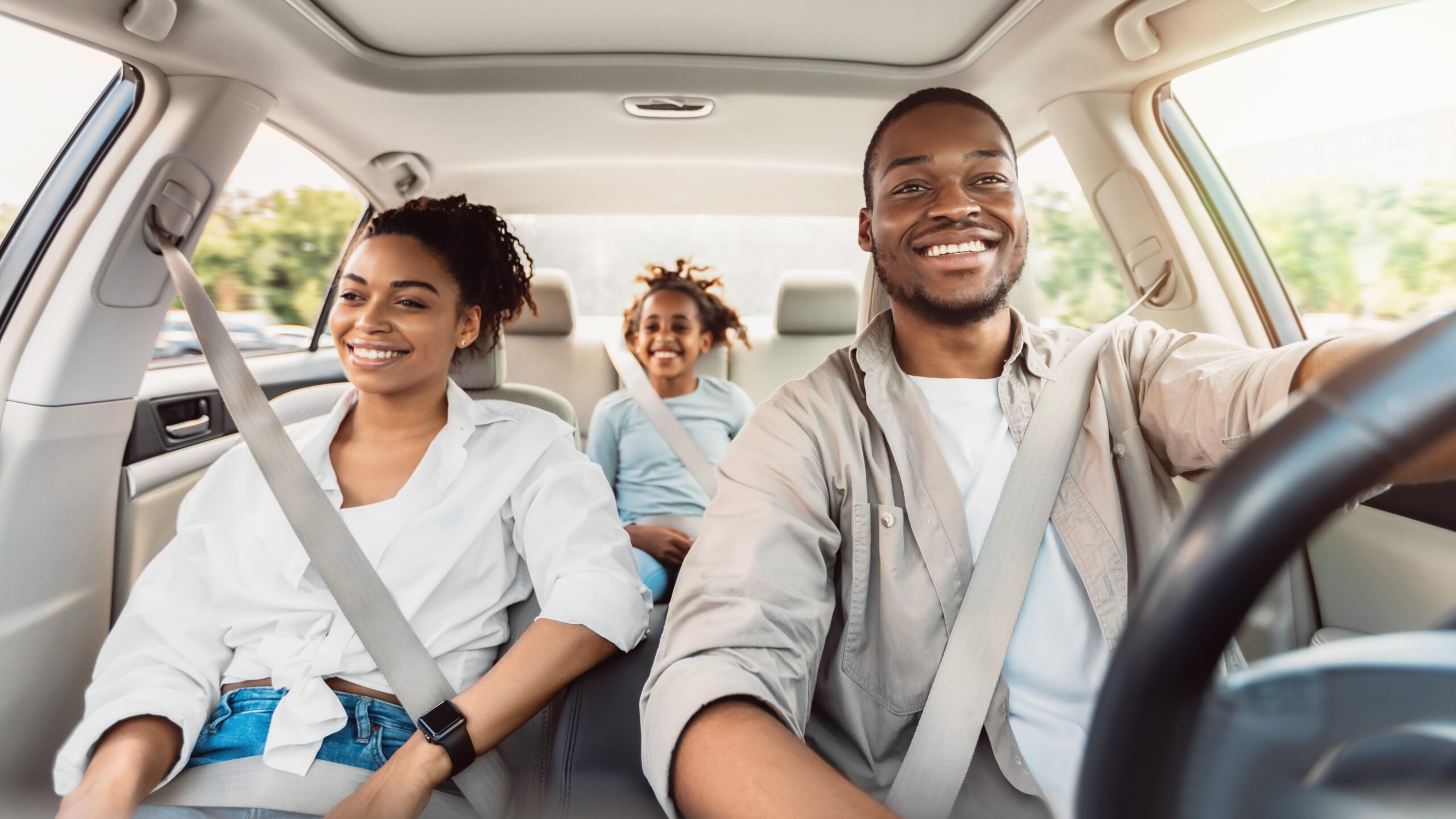 Home Famille africaine en voiture, avec ceintures de sécurité